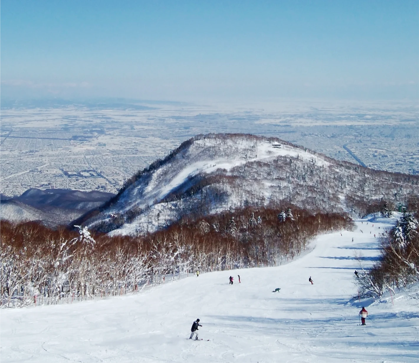 雪に包まれたスキー場のゲレンデ